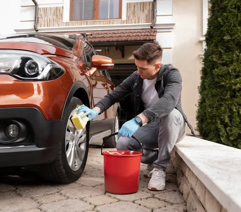 Lavage auto à domicile Saint-Suliac : professionnel intervenant sur un véhicule